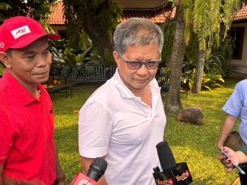 Rocky Gerung Hadiri Pelantikan Pejabat di Istana Negara, Sampaikan Ini ke Seskab Teddy!