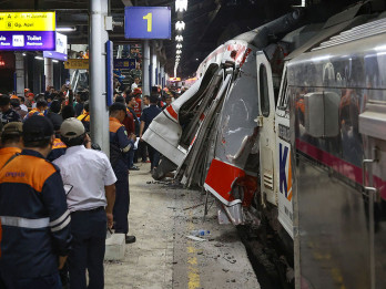 Evakuasi Penumpang KRL Terjepit, Basarnas Potong Badan Kereta