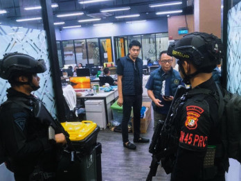 Polisi Terjunkan Brimob Kawal Penggrebekan Judol Internasional di Jakbar