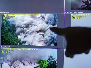Gunung Semeru 3 Kali Erupsi Minggu Pagi Ini