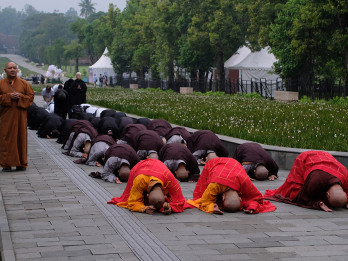 Umat Buddha Jalani Tiga Langkah Namaskara Sambut Waisak di Borobudur
