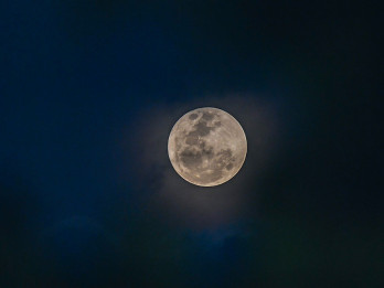 Fenomena Blue Moon Hiasi Langit Jakarta