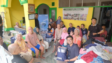 PNM Salurkan Pakaian Hasil RE3 For-E untuk Disabilitas dan Lansia
