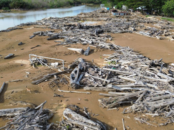Material Banjir Bandang Masih Menutupi Lapangan Brandon Padang, Pemulihan Belum Tuntas