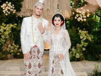 Perpaduan Unsur Jawa dan Internasional di Busana Pernikahan Jennifer Coppen dan Justin Hubner