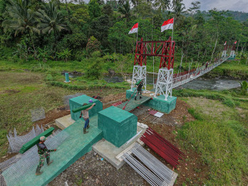Anggota TNI Bersama Warga Bangun Jembatan Merah Putih