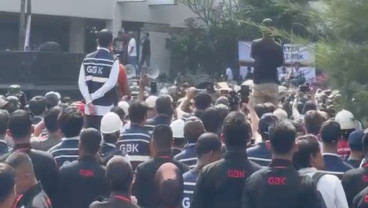 Eksekusi Hotel Sultan Ricuh, Massa Aksi Lempar Batu — Bambu