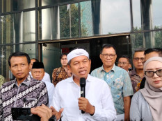Dedi Mulyadi Serahkan Uang Sayembara Rp250 Juta Pada Korban Penyekapan