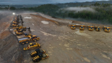 Merdeka Gold (EMAS) Buka Pintu Investor Global lewat Dual Listing di Bursa Hong Kong