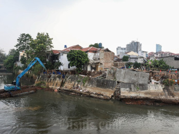 Turap dan Bangunan di Petamburan Ambruk Akibat Longsor, SDA Pasang Bronjong Pencegahan