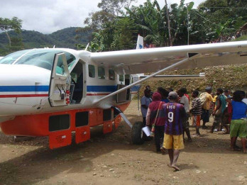 TNI Evakuasi Jenazah Pilot Pesawat AMA yang Dibakar di Yahukimo
