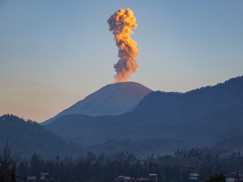 Aktivitas Gunung Semeru Masih Level III, Warga Diminta Waspadai Awan Panas dan Lahar