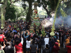 Warga Berebut Lima Gunungan Hasil Bumi dalam Tradisi Kebur Ubalan di Kediri