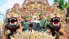 Gubernur Khofifah dan Pangdam V Brawijaya Buka Karnaval Budaya Bangkalan