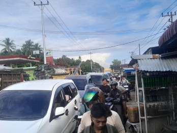 Antrean Panjang Kendaraan di SPBU Jadi Ikon Baru Wilayah Sumbar