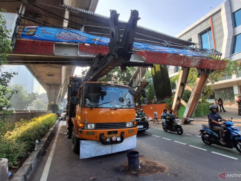 Polisi Imbau Pengendara Hindari Jalan Tendean, Akibat Truk Tersangkut di JPO