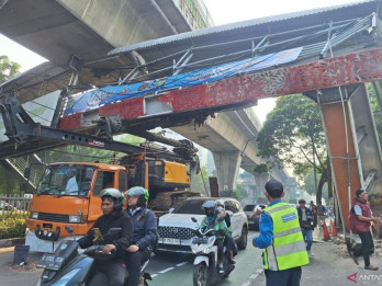 Polisi Ungkap Kronologi Truk Tersangkut di JPO Jalan Tendean