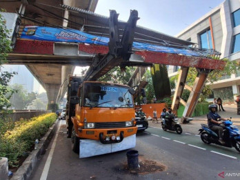 Truk Nyangkut di JPO Tendean Berhasil Dievakuasi