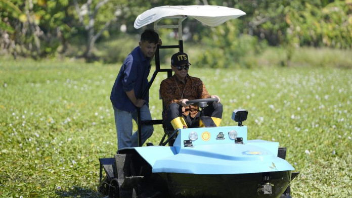 ITS Lakukan Uji Coba Traktor Listrik untuk Lahan Gambut Pesanan Mentan Amran