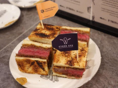 Mencicipi Gyukatsu Sando, Sandwich Premium dengan Daging Queensland yang Juicy