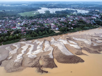 Kemarau Picu Penyusutan Sungai Batanghari, Hamparan Pasir Muncul di Sejumlah Titik