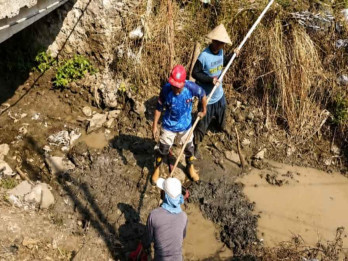 Irigasi Mampet, Damkar di Indramayu Sigap Bantu Petani Selamatkan Sawah