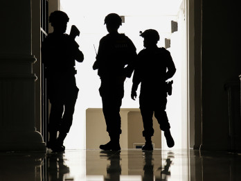 KPK Geledah Kantor Bupati Lombok Barat Usai OTT
