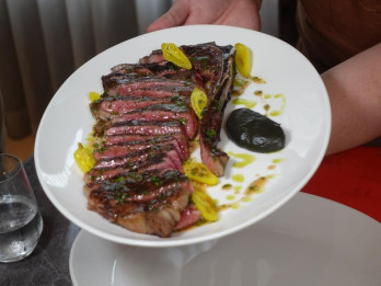 Mencicipi Steak Sanchoku Bone-In Striploin MB9 yang Umami