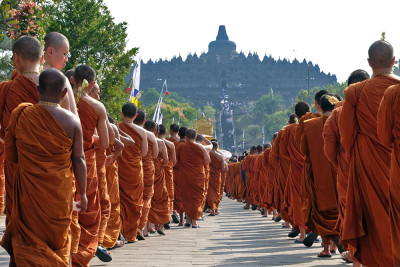 Ribuan Umat Buddha Ikuti Kirab Asalha Mahapuja 2026 dari Candi Mendut ke Borobudur