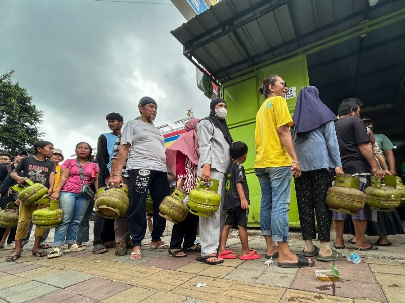 Sejumlah warga mengantre Liquified Petroleum Gas (LPG) 3 kg di salah satu pangkalan resmi Pertamina di Tangerang, Banten, Senin (3/2/2025)./Bisnis-Fanny Kusumawardhani