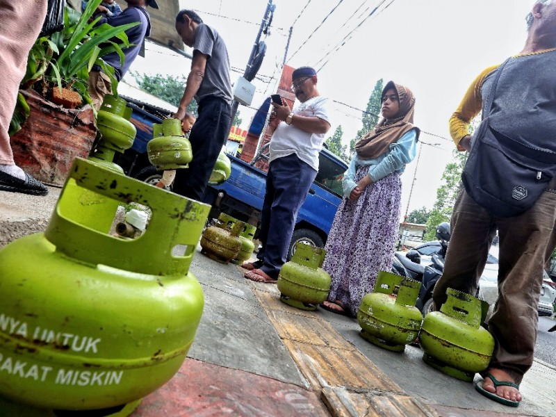 Warga antre membeli Liquified Petroleum Gas (LPG) bersubsidi 3 kg di salah satu pangkalan resmi LPG 3 kg Dago, Bandung, Jawa Barat, Senin (3/2/25)./Bisnis-Rachman