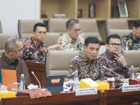 Direktur Utama PT Bank Tabungan Negara (Persero) Tbk. Nixon L.P. Napitupulu (tengah) disaksikan Direktur Utama PT Bank Negara Indonesia (Persero) Tbk. Royke Tumilaar (kiri) dan Direktur BTN Nofry Rony Poetra memberikan pemaparan saat rapat dengar pendapat (RDP) dengan Komisi VI di Kompleks Parlemen Senayan, Jakarta, Senin (8/7/2024). JIBI/Bisnis/Himawan L Nugraha