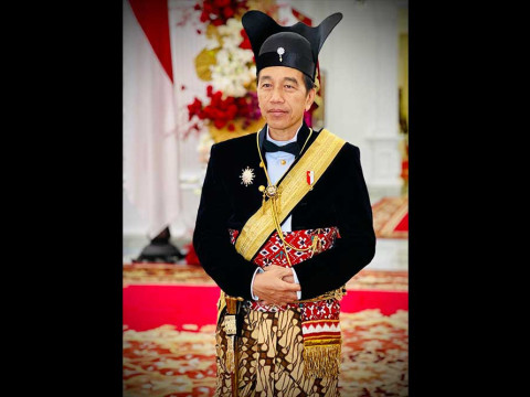 Presiden Jokowi saat tampil mengenakan busana raja Jawa