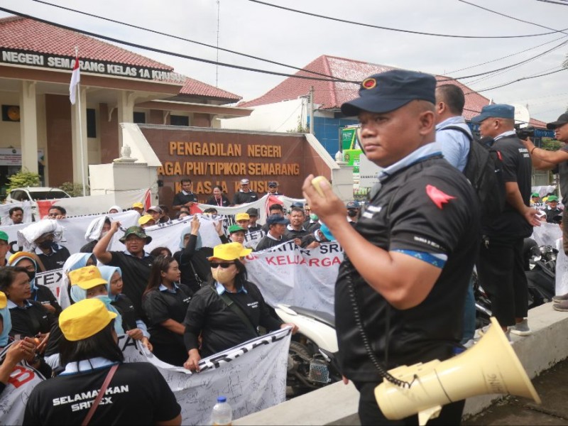 Buruh demonstrasi di depan Pengadilan Niaga Semarang./M Faisal Nur Ikhsan