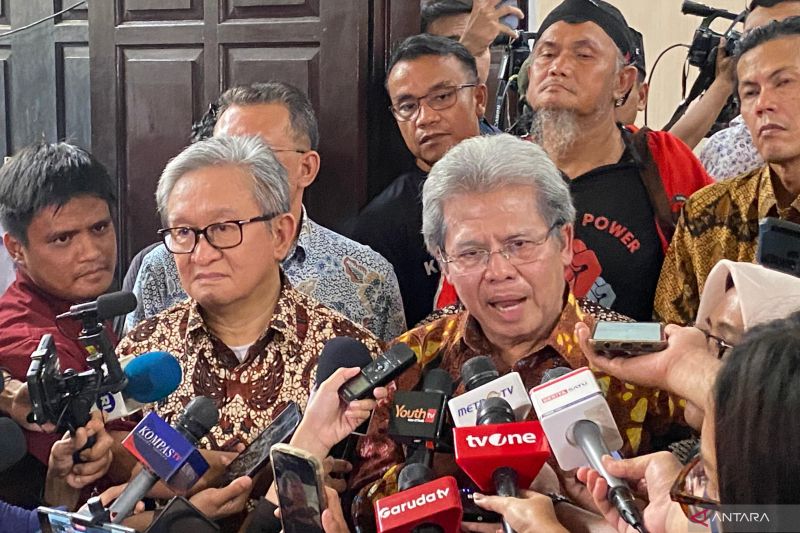 Kuasa hukum Sekretaris Jenderal (Sekjen) PDI Perjuangan Hasto Kristiyanto, Todung Mulya Lubis (kanan) memberikan keterangan kepada wartawan di Pengadilan Negeri Jakarta Selatan, Jakarta, Kamis (13/2/2025). ANTARA/Luthfia Miranda Putri.