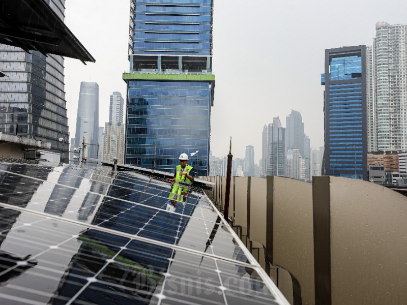 Teknisi melakukan pemeriksaan instalasi panel surya di salah satu gedung bertingkat di Jakarta, Selasa (11/6/2024). Bisnis/Abdurachman