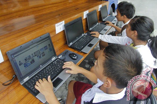 Pelajar mengakses internet lewat komputer