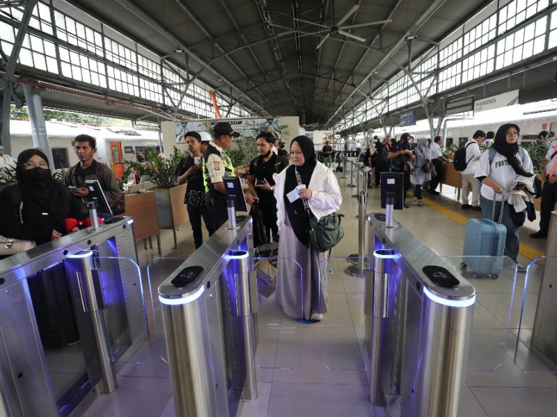 Calon penumpang memasuki Peron Stasiun Pasar Senen di Jakarta, Minggu (13/10/2024)/Bisnis-Eusebio Chrysnamurti