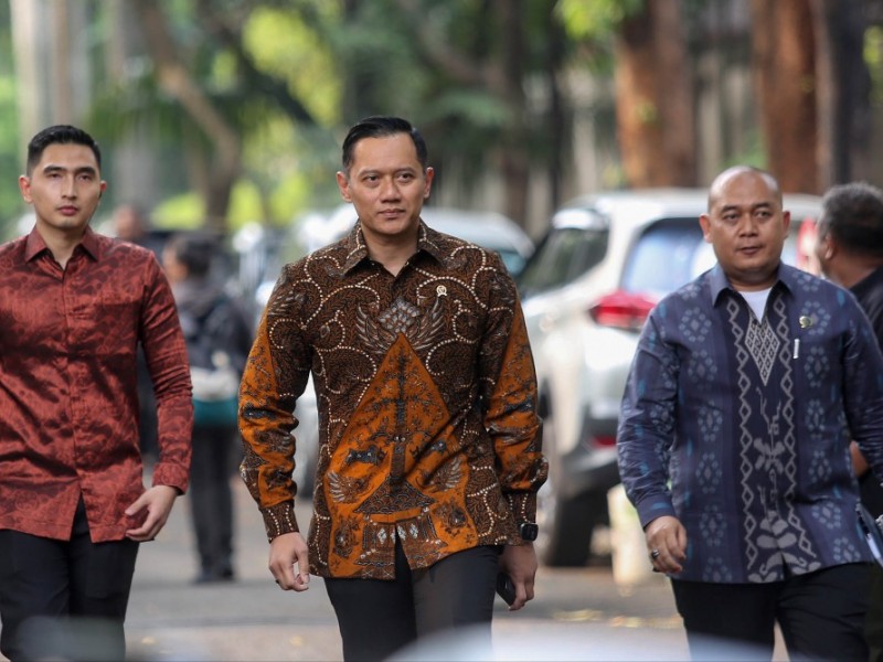 Ketua Umum Partai Demokrat Agus Harimurti Yudhoyono tiba di kediaman Presiden terpilih Prabowo Subianto, Kertanegara, Jakarta Selatan, Senin (14/10/2024). IBI/Bisnis/Eusebio Chrysnamurti 