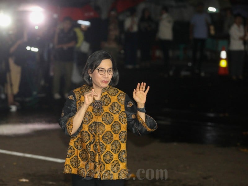 Sri Mulyani Indrawati menyapa wartawan setibanya di kediaman Presiden Terpilih Prabowo Subianto, Kertanegara, Jakarta pada Senin (14/10/2024). Setelah pemanggilan itu, Prabowo memilih Sri Mulyani sebagai menteri keuangan di pemerintahannya. / Bisnis-Eusebio Chrysnamurti