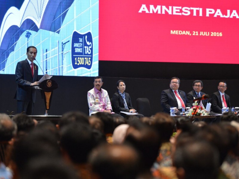 Presiden Joko Widodo menyampaikan pidato dalam acara sosialisasi Tax Amnesty di Medan, Sumatra Utara pada Kamis (21/7/2016). / dok. Kemensetneg