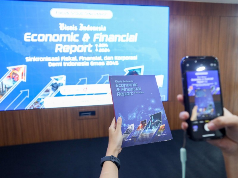 Buku Bisnis Indonesia Economic & Financial Report yang diluncurkan di Wisma Bisnis Indonesia, Jakarta pada Rabu (18/12/2024). / Bisnis-Himawan L Nugraha