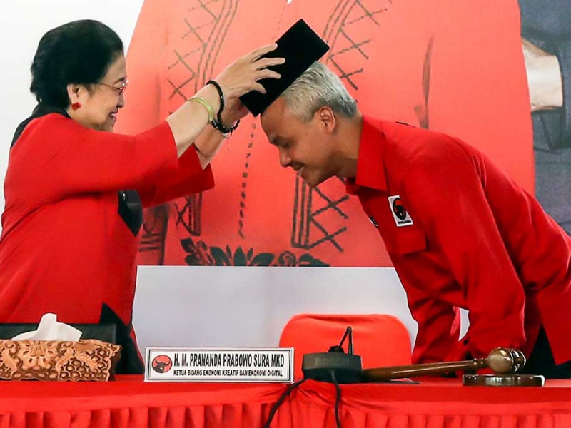 Ketum PDI-Perjuangan Megawati Soekarno Putri memakaikan peci hitam ke Ganjar Pranowo