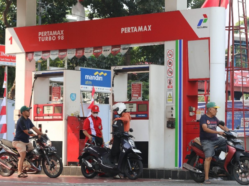 Petugas melakukan pengisian BBM disalah satu Stasiun Pengisian Bahan Bakar Umum (SPBU) di Jakarta, Minggu (20/8/2023)/Bisnis-Eusebio Chrysnamurti 