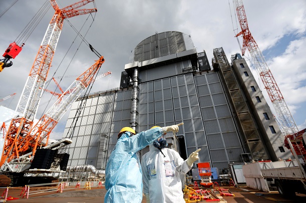 Seorang karyawan TEPCO memberikan pengarahan di PLTN Fukushima Daiichi/Reuters 