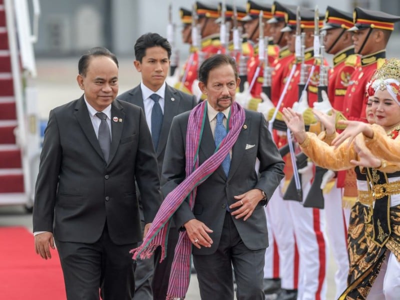 Sultan Brunei Darussalam Hassanal Bolkiah (kanan) bersiap menaiki kendaraan setibanya di Terminal VVIP Bandara Soekarno-Hatta, Tangerang, Banten, Senin (4/9/2023)./Media Center KTT ASEAN 2023