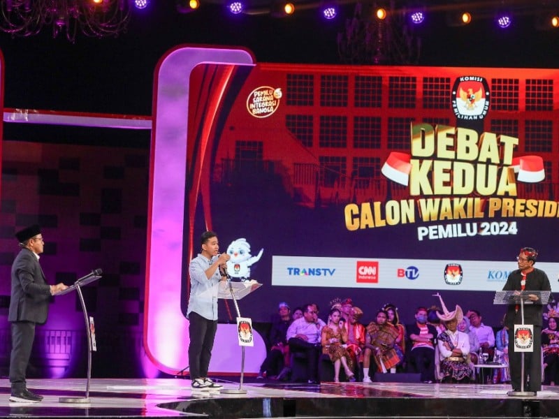 Calon Wakil Presiden (Cawapres) nomor urut 1 Muhaimin Iskandar (kiri), Cawapres nomor urut 2 Gibran Rakabuming Raka (tengah), dan Cawapres nomor urut 3 Mahfud MD mengikuti Debat Calon Wakil Presiden (Cawapres) di Jakarta, Jumat (22/12/2023). IBI/Bisnis/Arief Hermawan P 