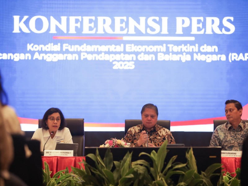 Menteri Keuangan Sri Mulyani Indrawati, Menko Perekonomian Airlangga Hartarto, dan Anggota Bidang Keuangan Tim Gugus Tugas Sinkronisasi Pemerintahan Prabowo-Gibran Thomas Djiwandono dalam konferensi pers, Senin (24/6/2024). 