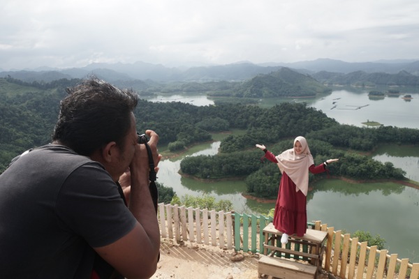 Pengunjung Ulu Kasok Abadikan Momen Pemandangan Layaknya Raja Ampat