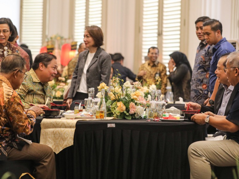 Menko Bidang Perekonomian Airlangga Hartarto (ketiga kiri), Menko Perekonomian sementara periode Mei—Agustus 2008 Sri Mulyani Indrawati (kiri), Menko Perekonomian periode 2015—2019 Darmin Nasution (kedua kiri), Menko Bidang Perekonomian periode Mei—Oktober 2014 Chairul Tanjung (kedua kanan) berbincang usai Dialog Ekonomi di Kemenko Perekonomian, Jakarta, Selasa (27/8/2024). / Bisnis-Arief Hermawan P